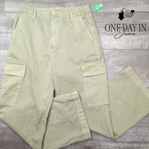 Gap High Waist Cargo Jeans Size 6